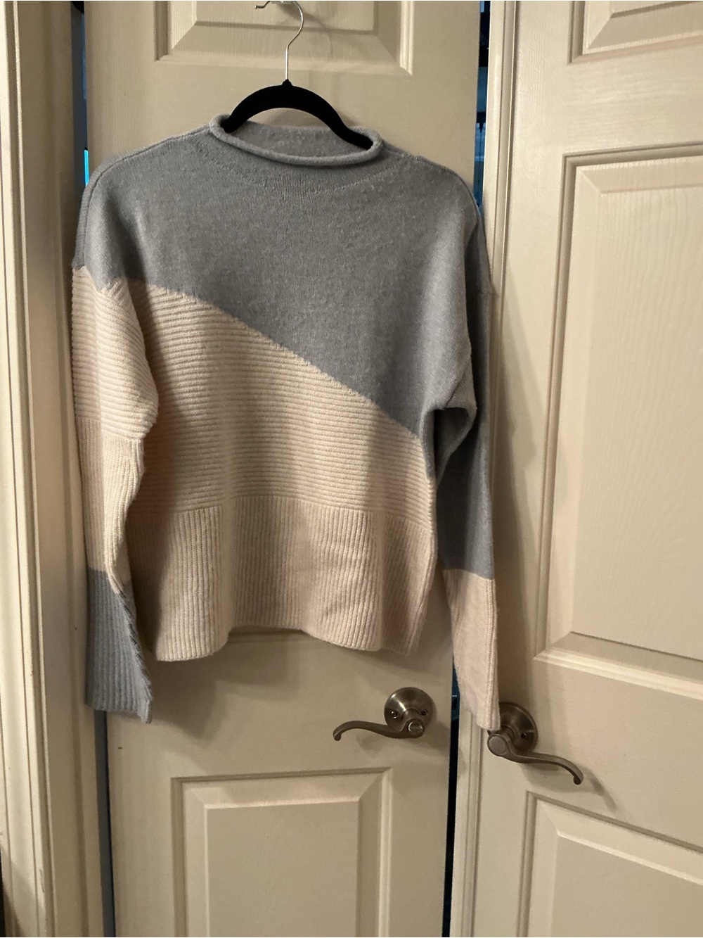 Women's Two-Tone Crewneck Sweater in Gray and Cream